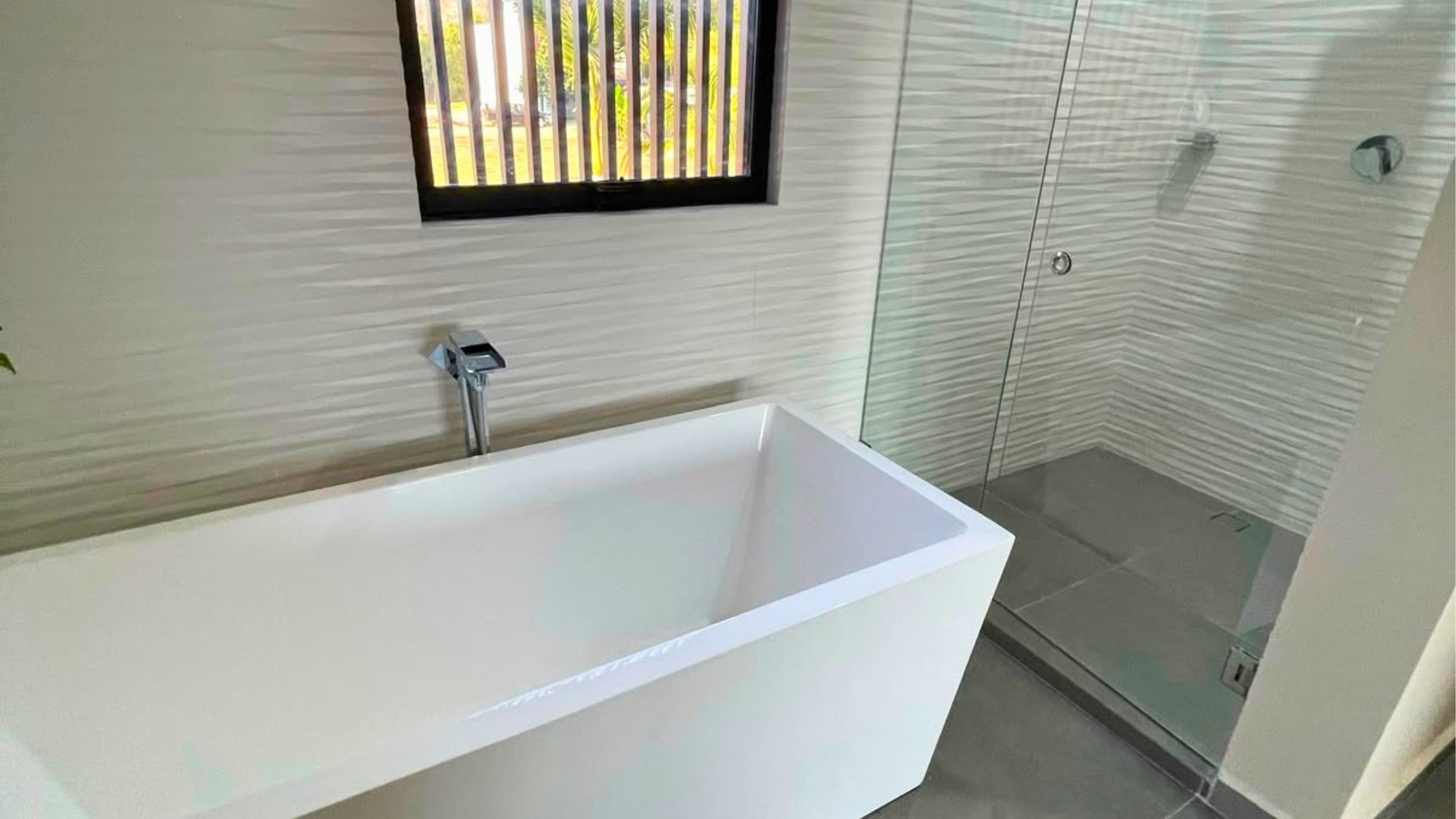 Modernes House mit eigenem Pool, 10 Minuten zu Fuß vom Strand 