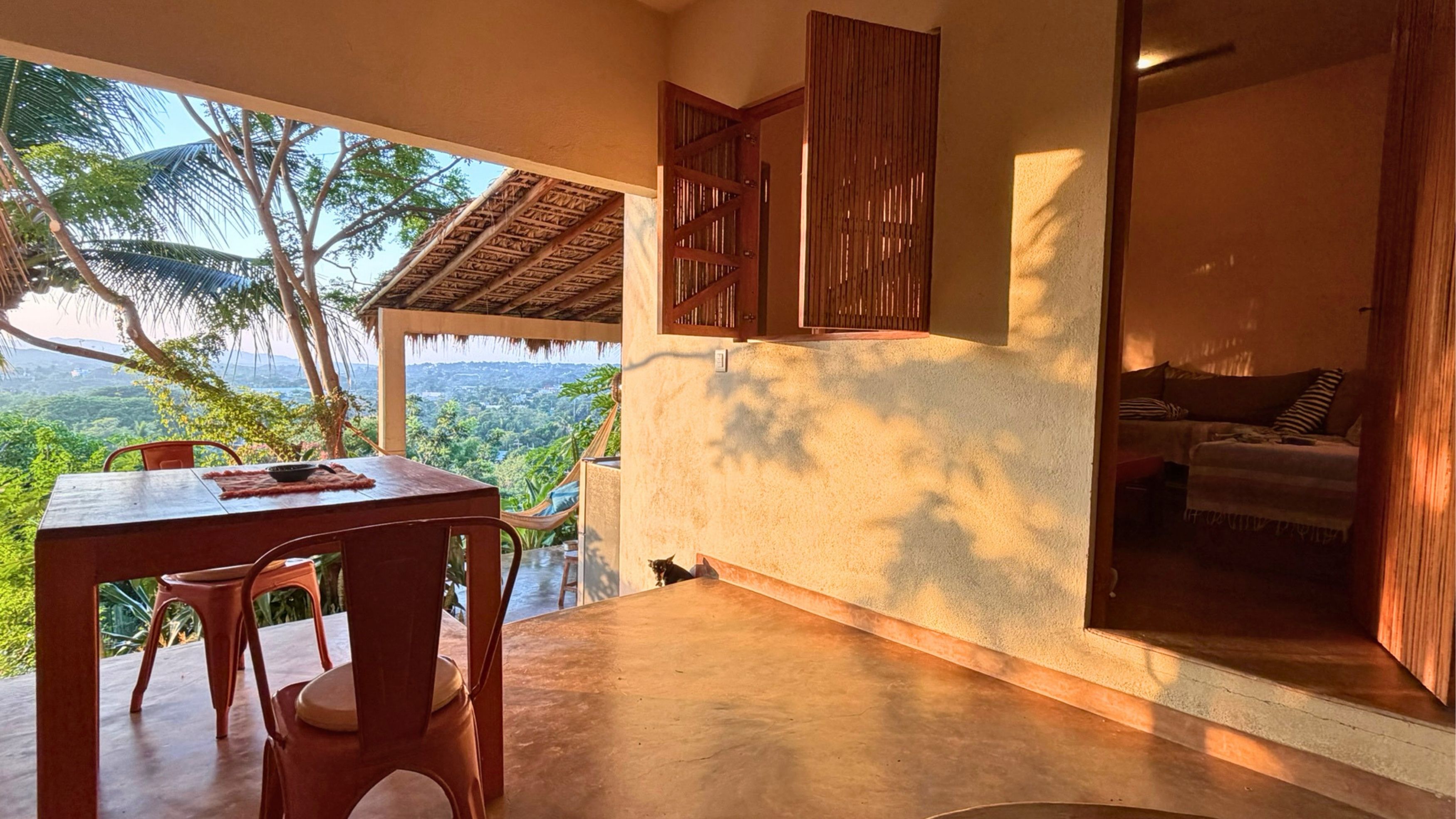 Propiedad multifamiliar con vistas panorámicas, ingresos por renta y potencial de ampliación